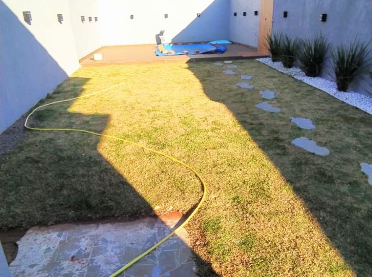 Casa com piscina no Lar Paraná!