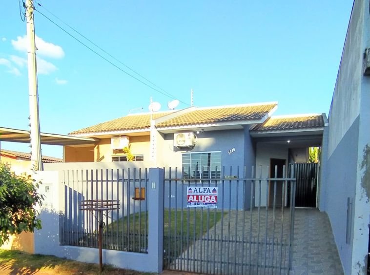Casa com piscina no Lar Paraná!