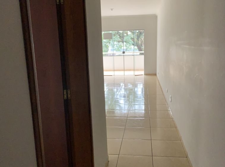 Apartamento com duas vagas e no primeiro andar no centro!