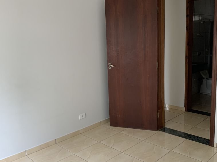 Apartamento com duas vagas e no primeiro andar no centro!