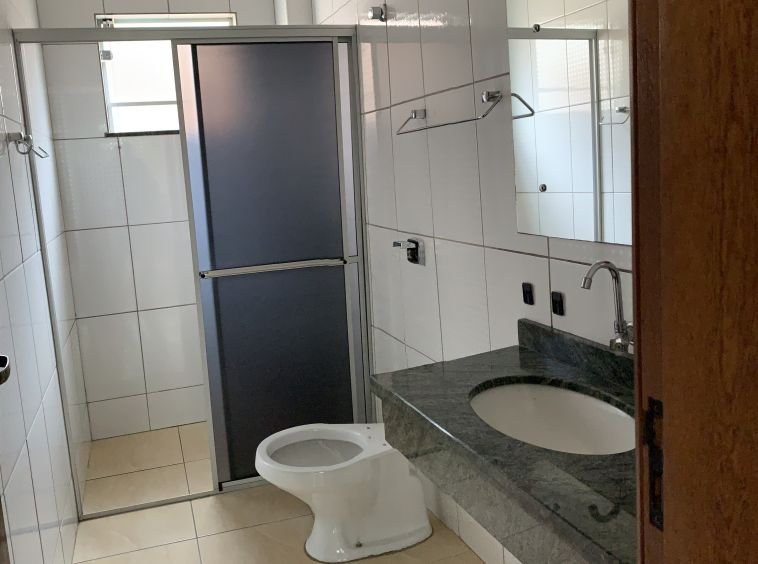 Apartamento com duas vagas e no primeiro andar no centro!