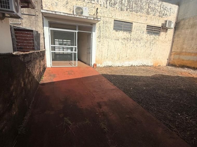 Casa em frente à Caixa Econômica
