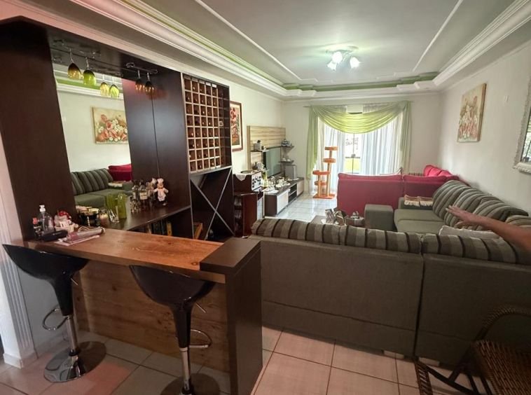 Sala comercial com apartamento para venda!!