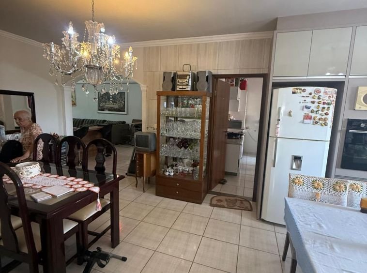Sala comercial com apartamento para venda!!