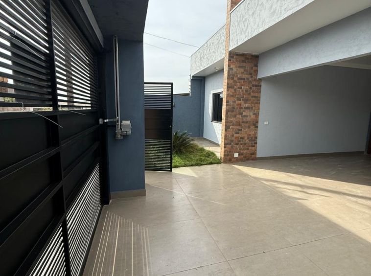 CASA COM QUINTAL GRANDE NO NOVO CENTRO!