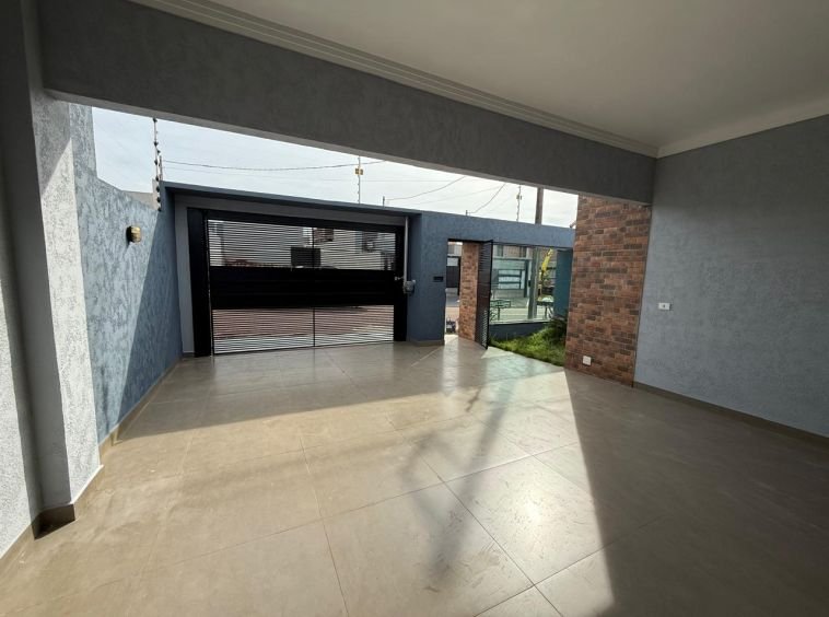 CASA COM QUINTAL GRANDE NO NOVO CENTRO!