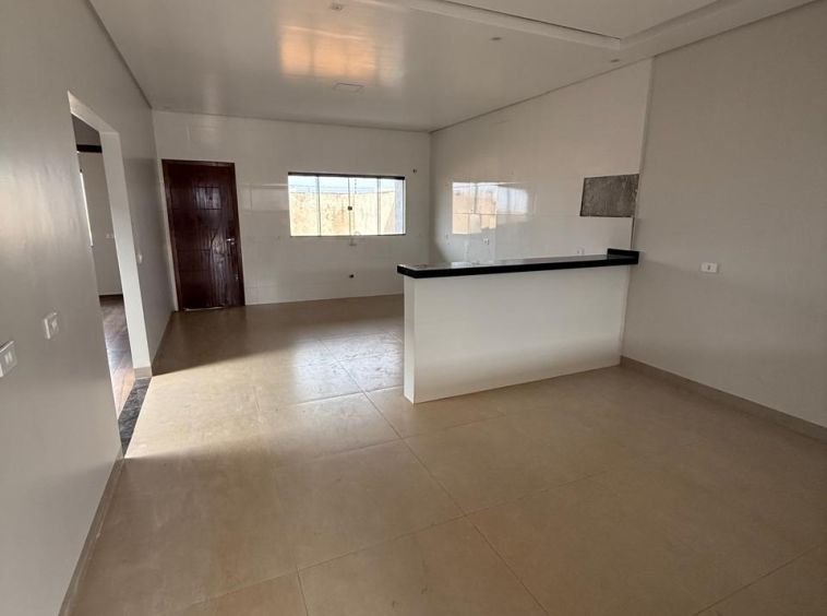 CASA COM QUINTAL GRANDE NO NOVO CENTRO!
