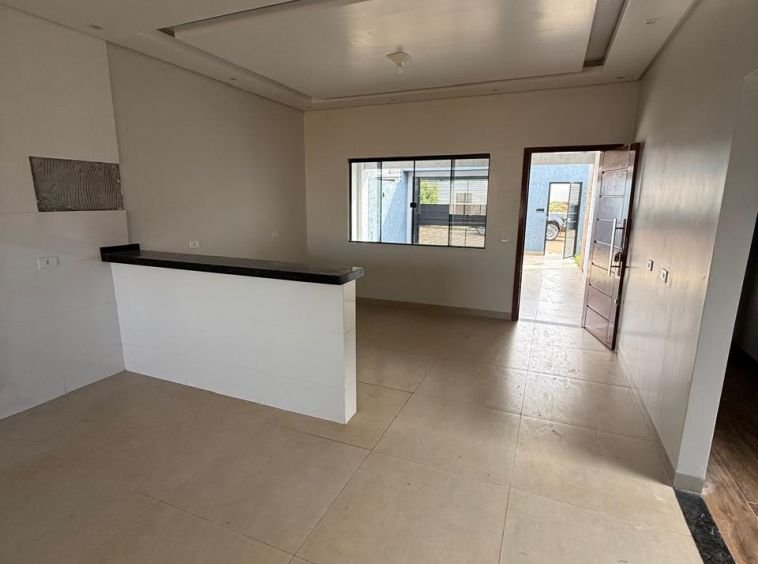 CASA COM QUINTAL GRANDE NO NOVO CENTRO!