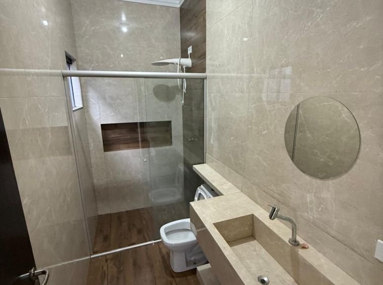 CASA COM QUINTAL GRANDE NO NOVO CENTRO!