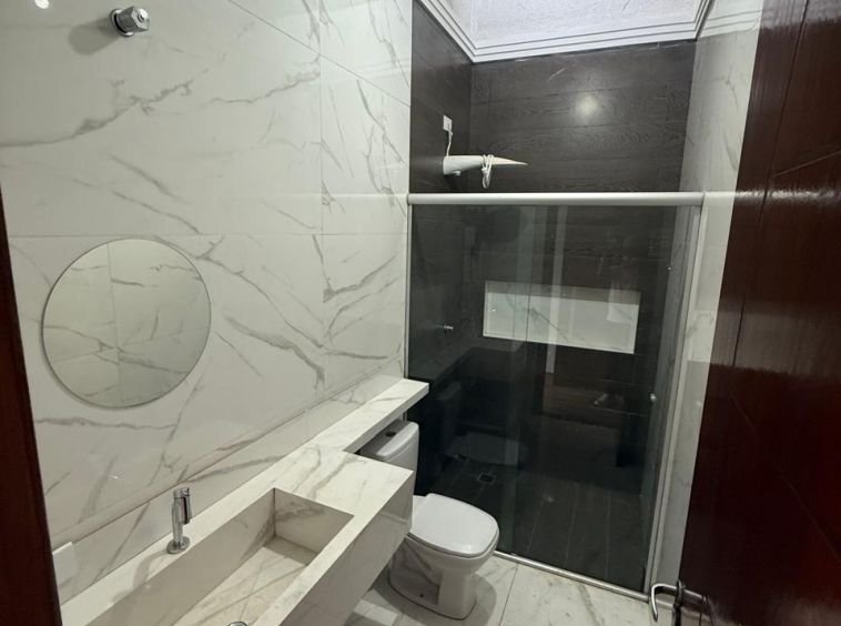 CASA COM QUINTAL GRANDE NO NOVO CENTRO!