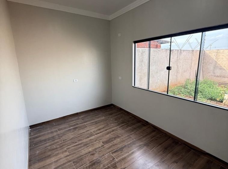 CASA COM QUINTAL GRANDE NO NOVO CENTRO!