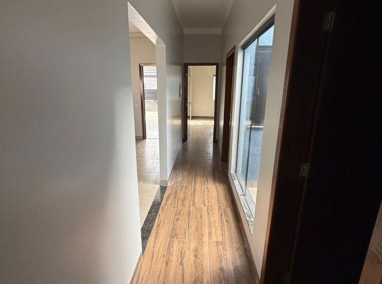CASA COM QUINTAL GRANDE NO NOVO CENTRO!