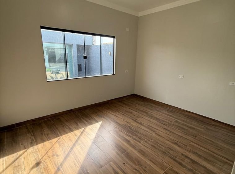 CASA COM QUINTAL GRANDE NO NOVO CENTRO!