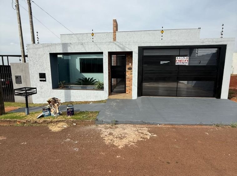 CASA COM QUINTAL GRANDE NO NOVO CENTRO!