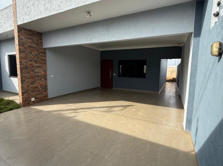 CASA COM QUINTAL GRANDE NO NOVO CENTRO!