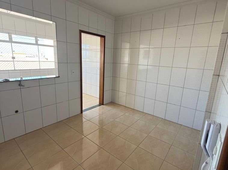 APARTAMENTO COM DUAS VAGAS DE GARAGEM!