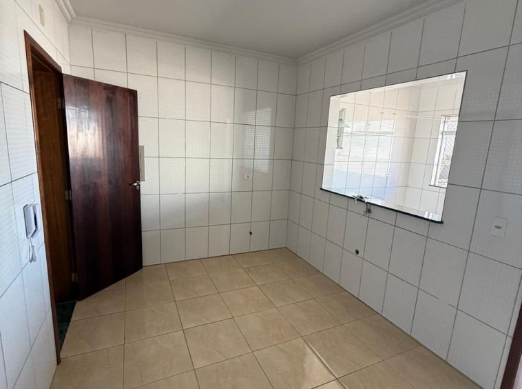 APARTAMENTO COM DUAS VAGAS DE GARAGEM!