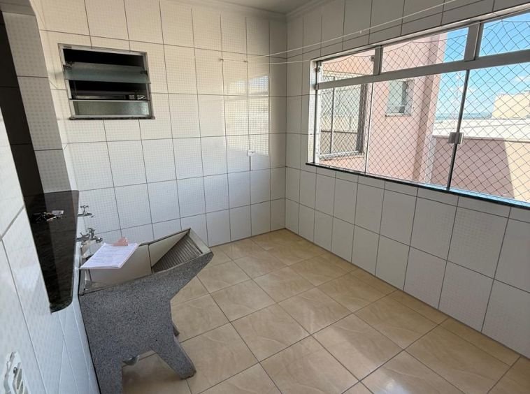 APARTAMENTO COM DUAS VAGAS DE GARAGEM!