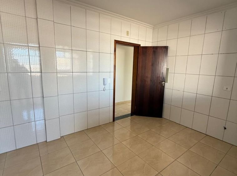 APARTAMENTO COM DUAS VAGAS DE GARAGEM!