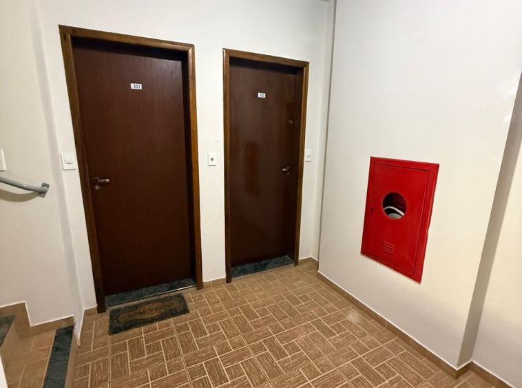 APARTAMENTO COM DUAS VAGAS DE GARAGEM!