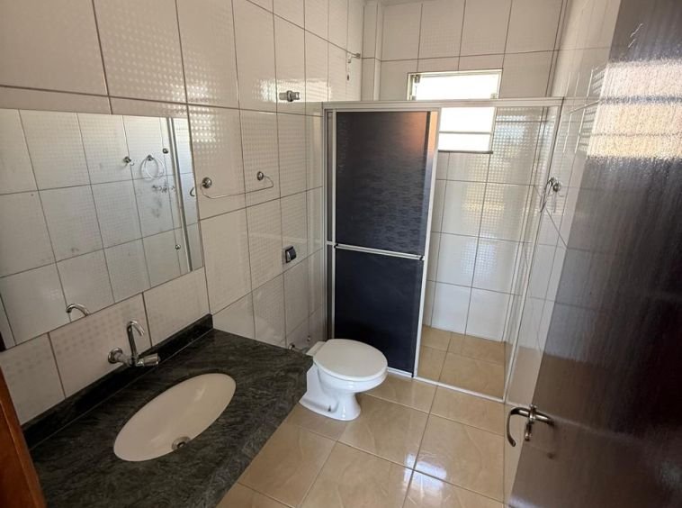 APARTAMENTO COM DUAS VAGAS DE GARAGEM!