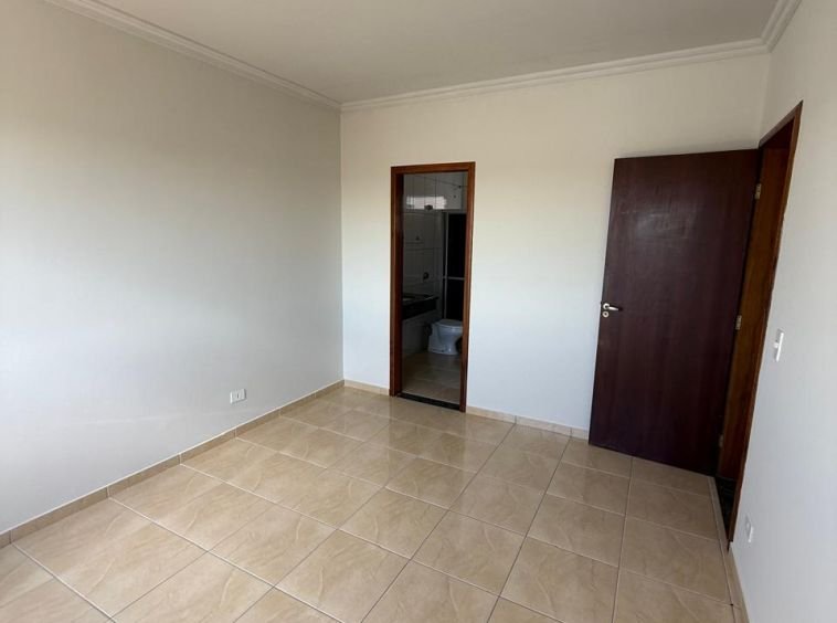 APARTAMENTO COM DUAS VAGAS DE GARAGEM!