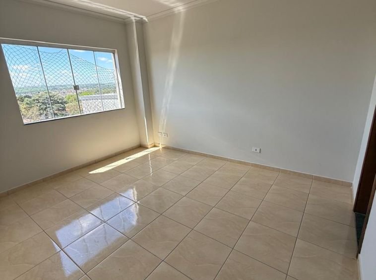 APARTAMENTO COM DUAS VAGAS DE GARAGEM!