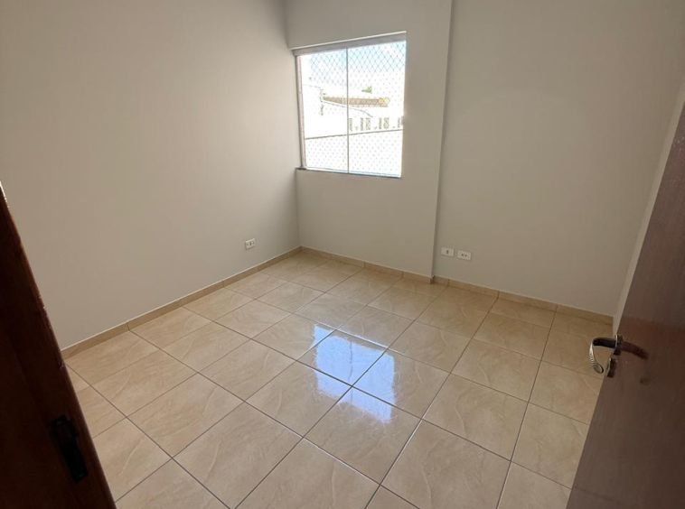 APARTAMENTO COM DUAS VAGAS DE GARAGEM!