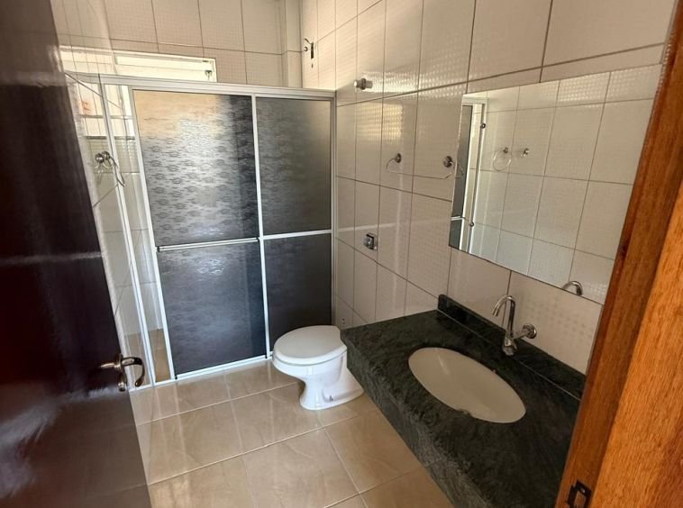 APARTAMENTO COM DUAS VAGAS DE GARAGEM!