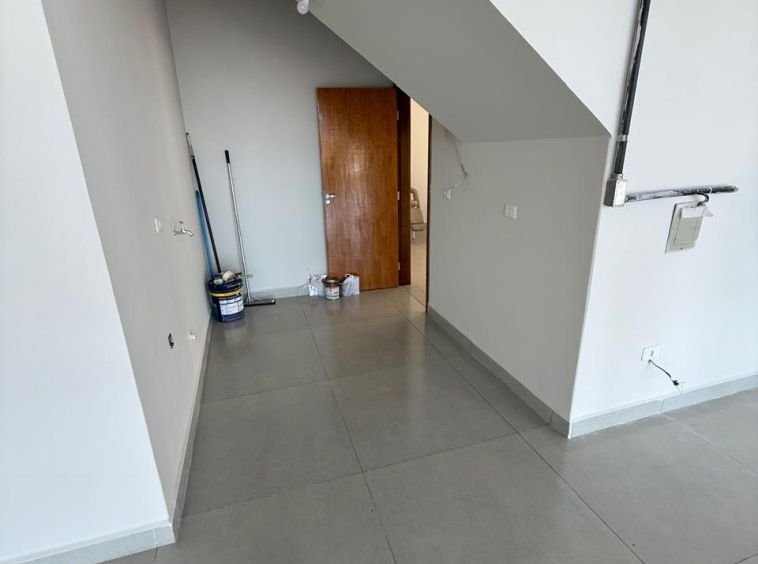 Sala comercial com apartamento para venda!!