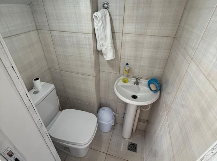 Sala comercial com apartamento para venda!!