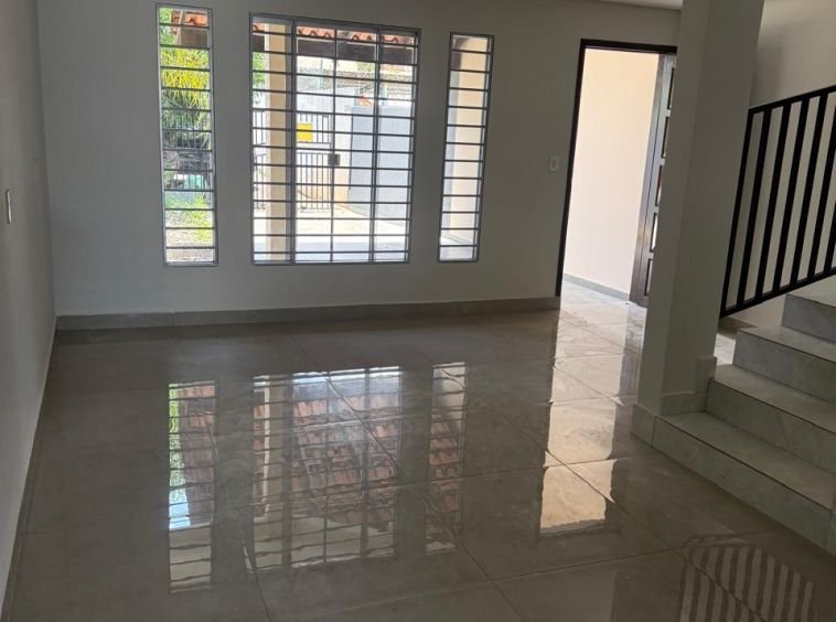 Sobrado próximo ao Parana Família