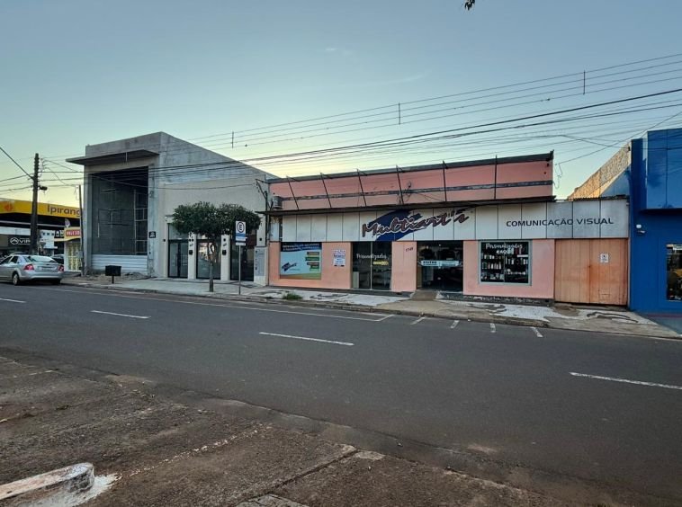 Excelente terreno com sala comercial no centro