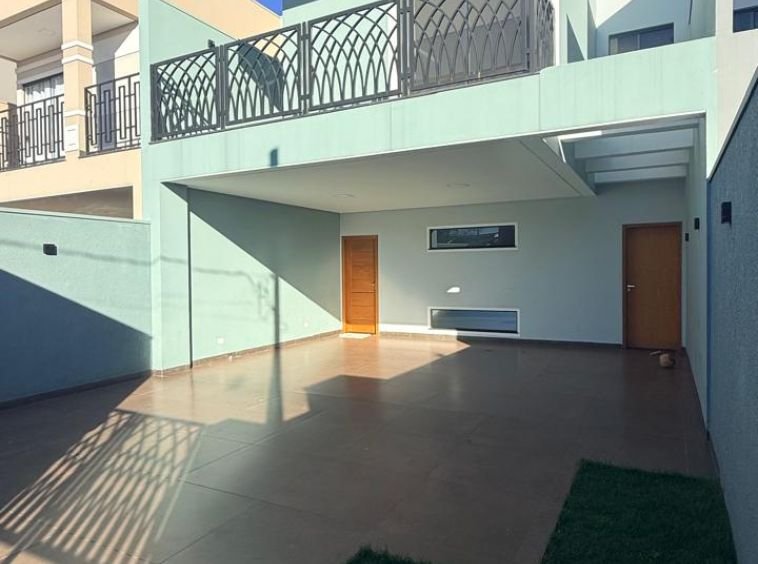SOBRADO DE ALTO PADRÃO COM PISCINA E BEACH TENNIS