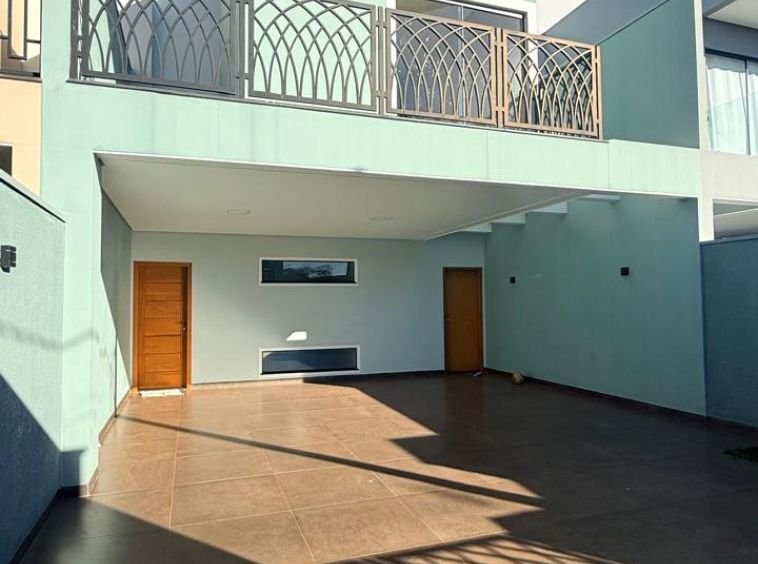 SOBRADO DE ALTO PADRÃO COM PISCINA E BEACH TENNIS