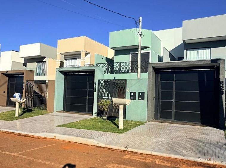 SOBRADO DE ALTO PADRÃO COM PISCINA E BEACH TENNIS