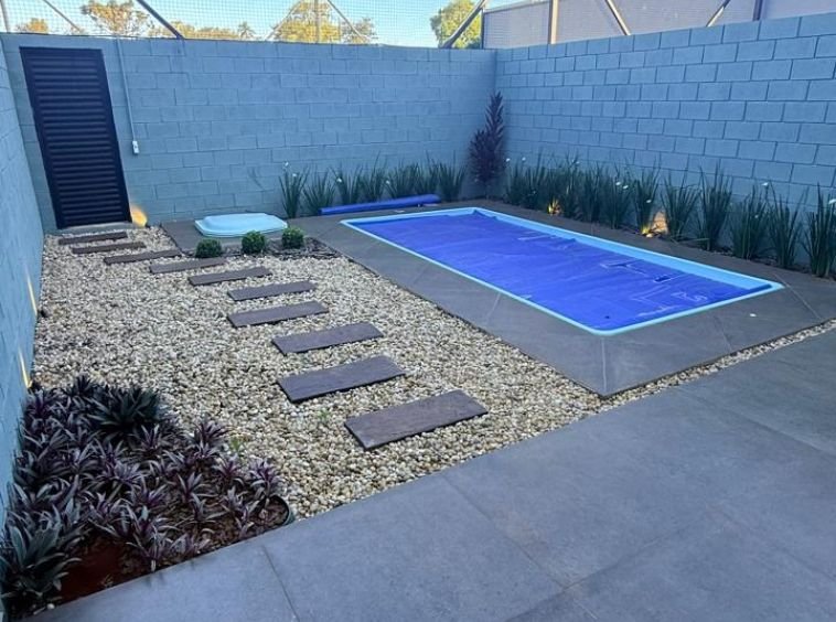 SOBRADO DE ALTO PADRÃO COM PISCINA E BEACH TENNIS