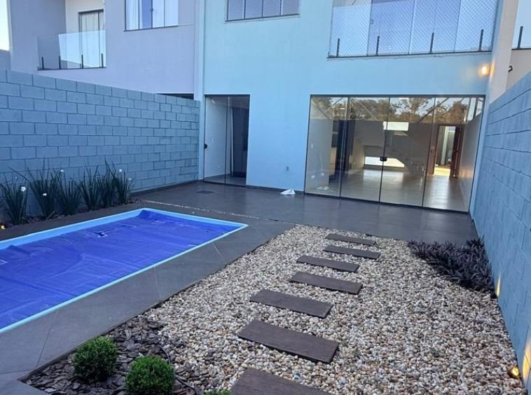 SOBRADO DE ALTO PADRÃO COM PISCINA E BEACH TENNIS