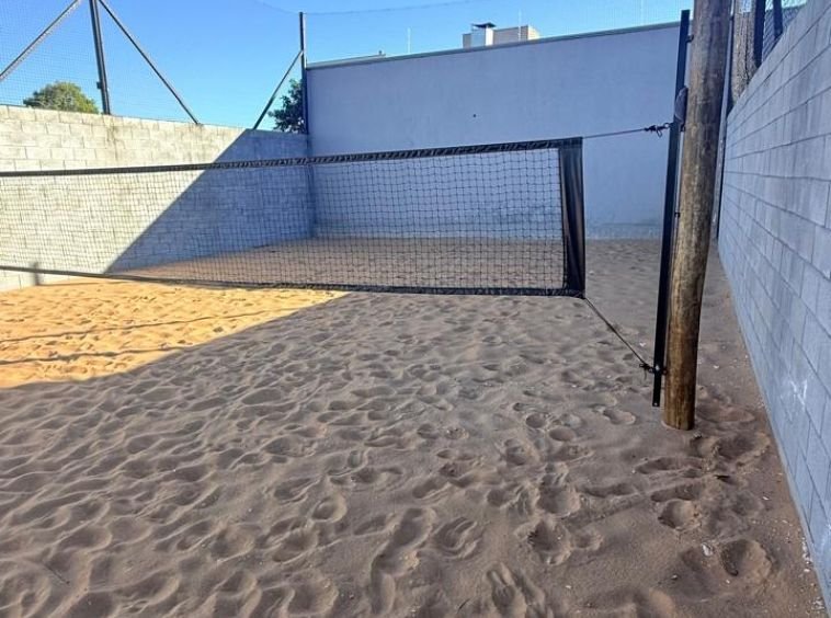 SOBRADO DE ALTO PADRÃO COM PISCINA E BEACH TENNIS