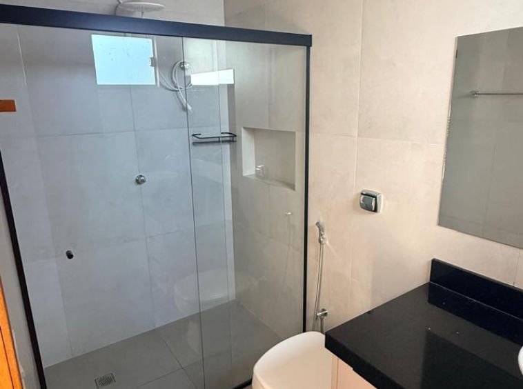 SOBRADO DE ALTO PADRÃO COM PISCINA E BEACH TENNIS