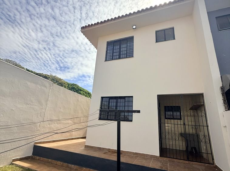 Sobrado próximo ao country!