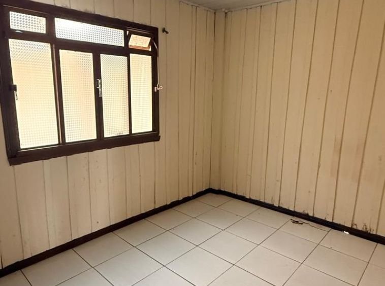 CASA DE MADEIRA DE FUNDOS!