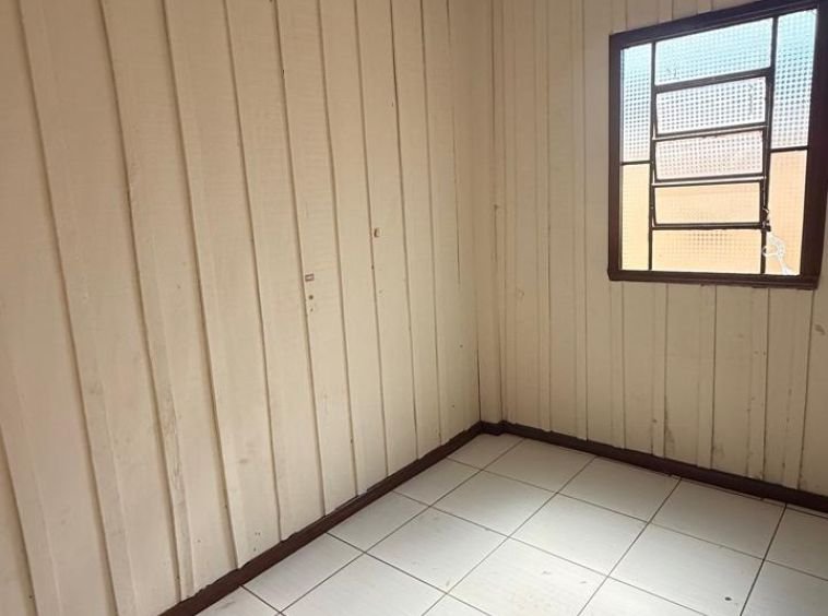 CASA DE MADEIRA DE FUNDOS!