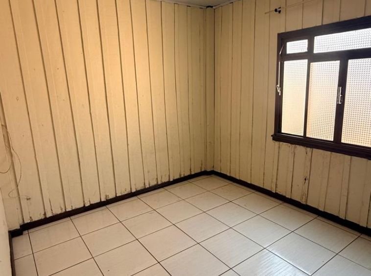 CASA DE MADEIRA DE FUNDOS!