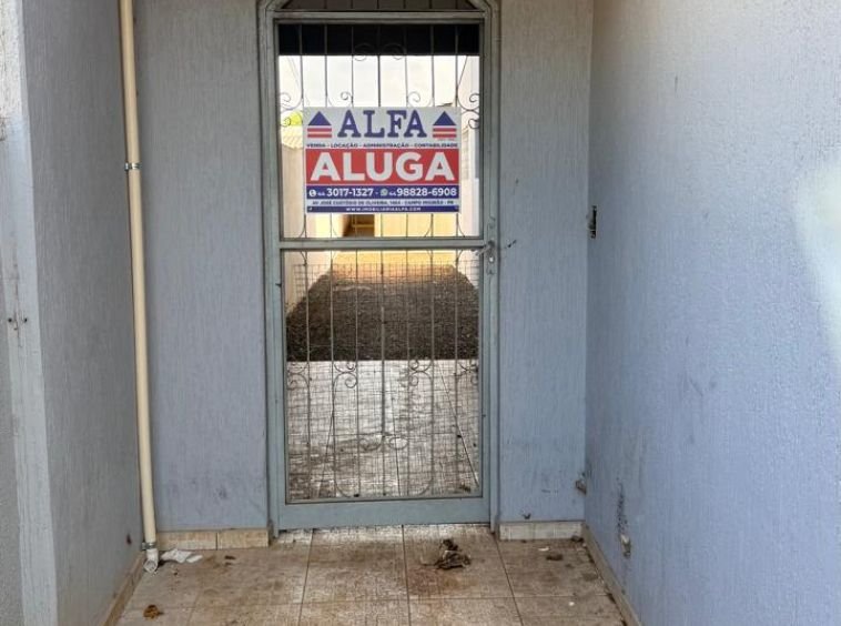 CASA DE MADEIRA DE FUNDOS!