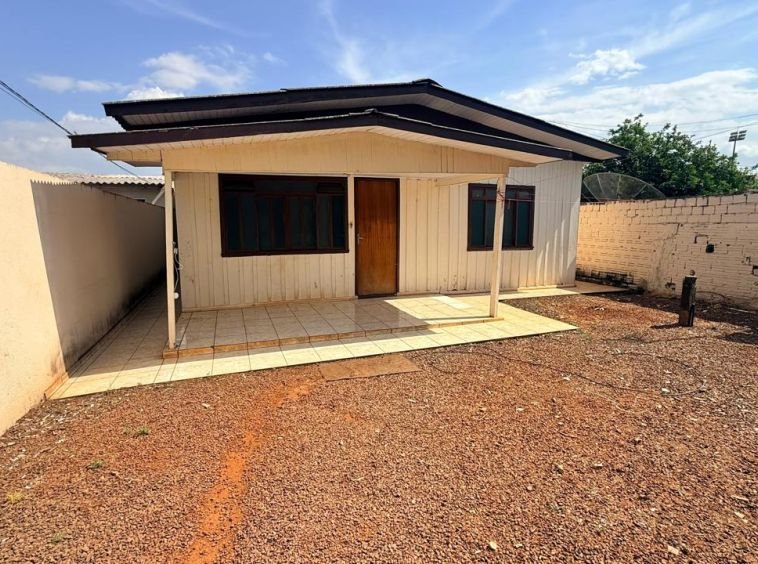 CASA DE MADEIRA DE FUNDOS!