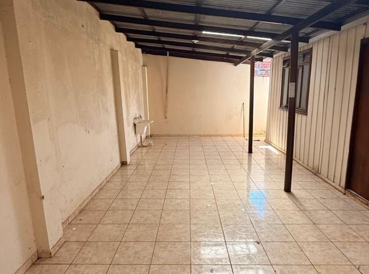 CASA DE MADEIRA DE FUNDOS!
