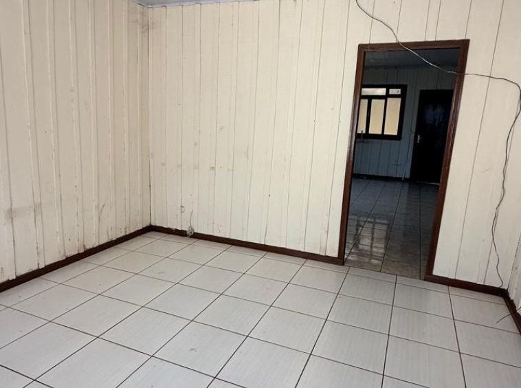 CASA DE MADEIRA DE FUNDOS!