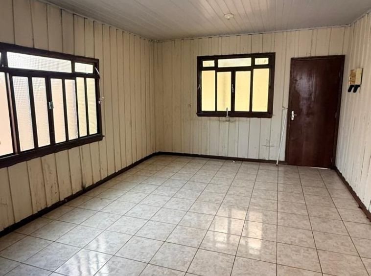 CASA DE MADEIRA DE FUNDOS!
